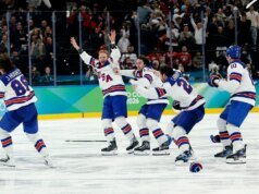 美國男子曲棍球隊在贏得另一枚獎牌後返回美國。