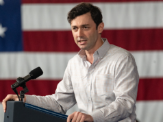 參議員喬恩·奧索夫 (Jon Ossoff) 要求在競選活動中出示身份信息。在反對選民身份法的同時
