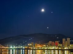 2 月 26 日,在漸盈的月亮下捕捉木星的光芒