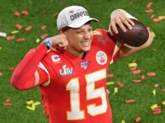 帕特里克·馬霍姆斯 (Patrick Mahomes) 和 NFL World 美國冰球隊冬奧會金牌對加拿大隊的回應