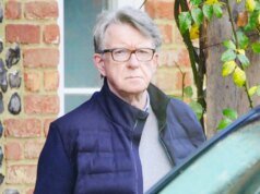 前英國駐美國大使獲保釋,後者因與愛潑斯坦有關而被捕。