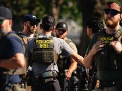 在國土安全論壇內,ICE 特工談論其他特工