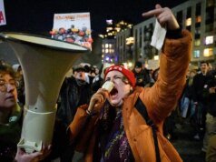 民主黨參議員表示,外國資助指控使反 ICE 煽動者的憤怒“失去合法性”