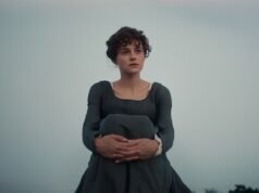 艾瑪·科林 (Emma Corrin) 第一次從屋頂俯視 Netflix 的《傲慢與偏見》