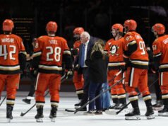 喬爾昆內維爾 (Joel Quenneville) 在鴨隊逆轉戰勝油人隊 (Oilers) 的比賽中獲得職業生涯第 1000 場勝利