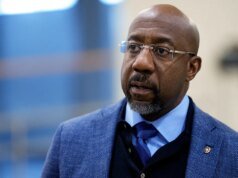 參議員拉斐爾·沃諾克為唐辯護。檸檬被指控逮捕反 ICE 抗議者