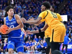 激烈的大學籃球比賽後期場景引發鬥毆