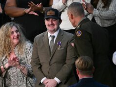 川普向在華盛頓特區被槍殺的國民警衛隊士兵授予紫心勳章