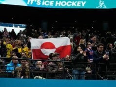 球迷舉起格陵蘭國旗抗議美國擊敗丹麥的奧運曲棍球