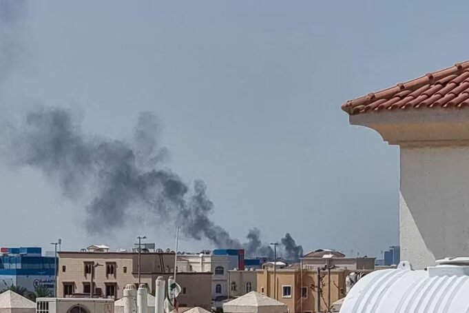 una-columna-de-humo-se-eleva-sobre-abu-dhabi-DRB356MC7ZB4RIYRBRGWGGGBBA.JPG