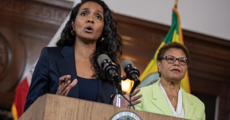 市長凱倫·巴斯 (Karen Bass) 解除了尼西亞·拉曼 (Nithya Raman) 的 AQMD 職位。