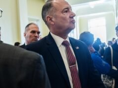 移民官員在聽證會上抱怨美國公民的死亡