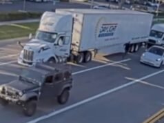 影片顯示奇諾街一台大型鑽孔機被公然闖入