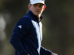 雅各布·布里奇曼和羅裡·麥克羅伊在因降雨中斷的創世紀邀請賽上領導俱樂部會所