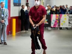 愛國者隊的馬克霍林斯打扮成囚犯來到超級碗