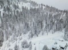 救援人員在惡劣天氣中搜尋在塞拉利昂雪崩中被困的 10 名滑雪者