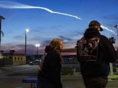 南加州的天空被 SpaceX 的情人節發射照亮