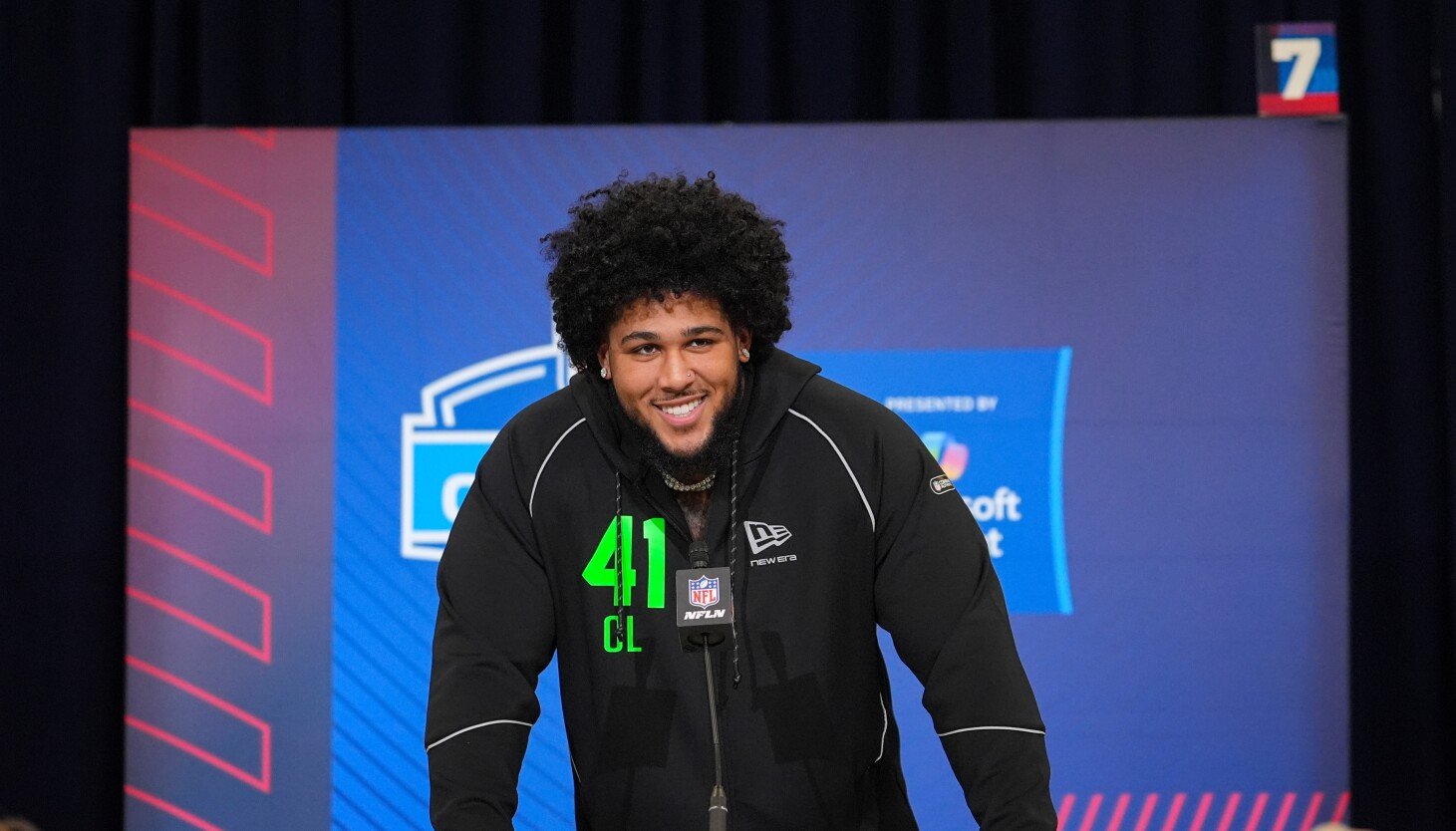 奧茲·特拉皮洛（Ozzy Trapilo）膝蓋受傷後，熊隊的左截鋒在 NFL 選秀中以第 25 順位被選中