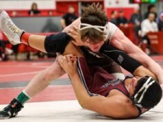 卡梅爾山 (Mount Carmel) 選手利亞姆·凱利 (Liam Kelly) 在賽場上擊敗 IHSA 後贏得分區冠軍,距離州冠軍又近了一步