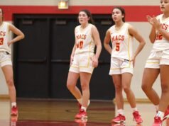 馬·麥考利 (Ma McAuley) 在戰勝奧羅拉中央 (Aurora Central) 的比賽中施加壓力