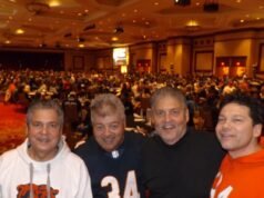 河格羅夫居民 Ioriatis 一家在拉斯維加斯之旅中笑容滿面