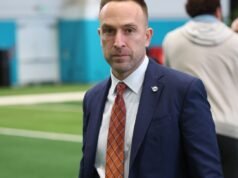 他任命了第一批海豚隊員工來取代傑夫·哈夫利