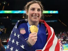 美國曲棍球明星希拉蕊奈特在《週六夜現場》節目中與男女奧運冠軍開玩笑