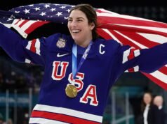 希拉蕊奈特 (Hilary Knight) 在美國女子奧運曲棍球金牌比賽中膝蓋韌帶撕裂