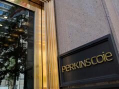 川普政府放棄對四家律師事務所施加行政命令的法律鬥爭