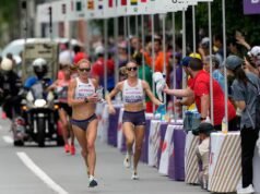 她贏得了美國女子半程馬拉鬆比賽。然後一輛護送車轉錯了方向