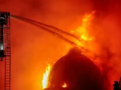 格拉斯哥火災摧毀了歷史建築並使火車服務癱瘓