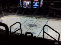 國王隊和島民隊在關鍵的季後賽對決中發生衝突