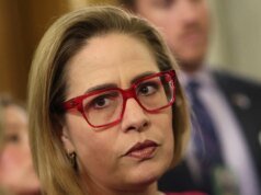 克里斯滕·西內瑪 (Kyrsten Sinema) 的前男友指控他吸毒和毒品監護權戰爭