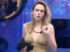 參加者因拒絕穿著強制制服而不得觀賞表演