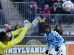 特文·格雷 (Tevon Gray) 最後時刻的頭球幫助 NYCFC 超越 10 人費城隊