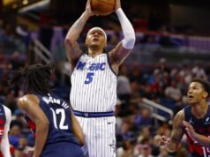 自信的魔術師,在密爾瓦基嘗試公鹿隊的即興表演