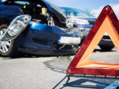 PCX摩托車衝破薩哈里山公車道,撞上分離器,隨後被 Transjakarta 巴士撞上身亡