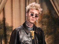 機關槍凱利在舞台上摔倒後幫助歌迷