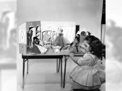 3月9日,芭比娃娃首次亮相