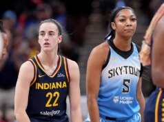 凱特琳克拉克 (Caitlin Clark) 在美國隊比賽中無視安吉爾里斯 (Angel Reese) 的高五擊掌。