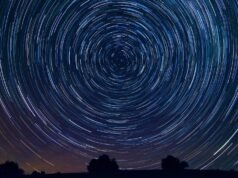 為什麼有些星星總是可見,而有些則會隨季節變化而出現或消失?