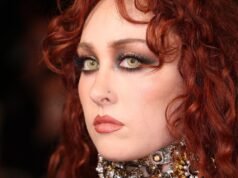 Chappelle Rowan 穿著透明連身裙和丁字褲露出乳頭