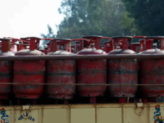 在西亞緊張局勢中,北阿坎德邦優先向醫院和學校供應液化石油氣