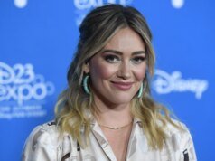 希拉蕊·達芙在談到她與父母的關係時強忍著淚水