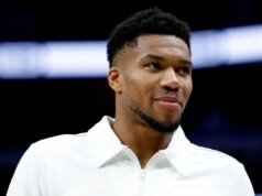 揚尼斯·阿德托昆博在 WWE 出人意料的亮相後,被邀請在電視直播中加入尼克斯隊。