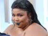 Lizzo 穿著迷你裙炫耀自己減重 60 磅的轉變