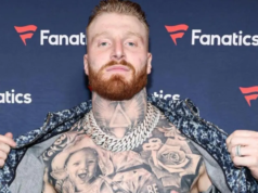 馬克克斯·克羅斯比 (Maxx Crosby) 慶祝 NFL 個人里程碑,多支球隊為突襲者隊 (Raiders DE) 排隊