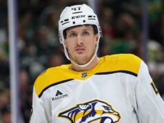 掠奪者隊前鋒麥可麥卡倫走向野外