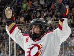 麗貝卡·萊斯利 (Rebecca Leslie) 打進加時賽制胜球,幫助金眼隊 (Goldeneyes) 戰勝對手