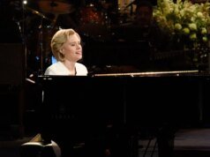 《裸槍》導演稱《週六夜現場》的衰落導致了巴比倫蜜蜂的崛起